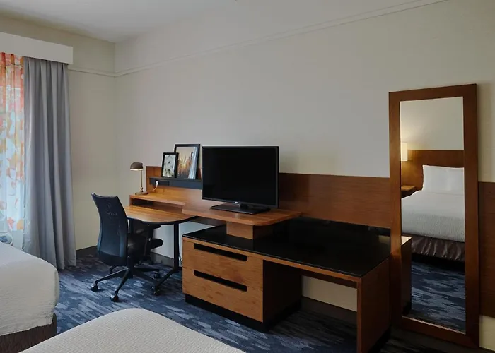 Hotel Fairfield & By Marriott Airport