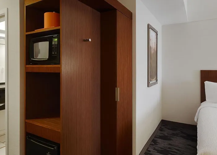 Hotel Fairfield & By Marriott Airport