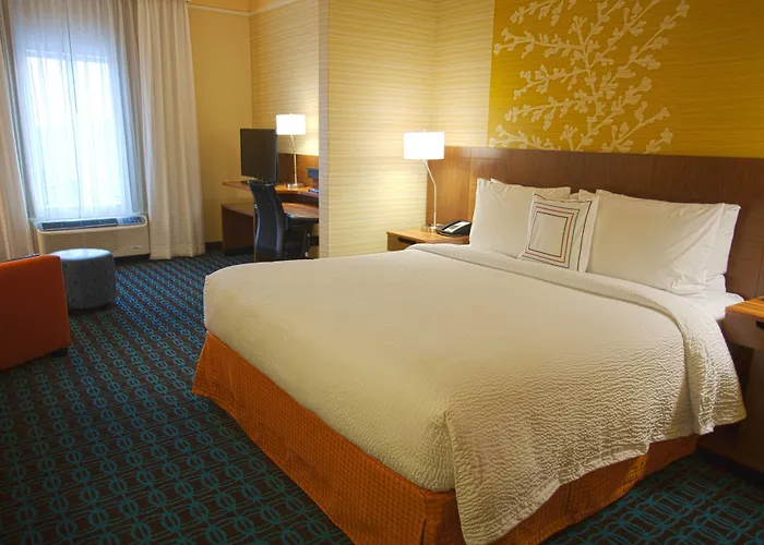 Hotel Fairfield & By Marriott Airport