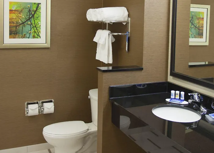 Hotel Fairfield & By Marriott Airport