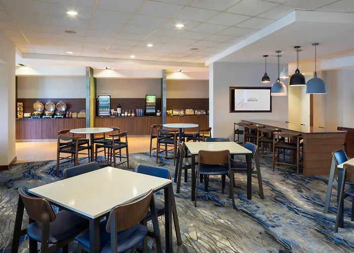 Hotel Fairfield & By Marriott Airport