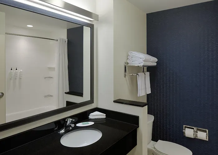 Hotel Fairfield & By Marriott Airport